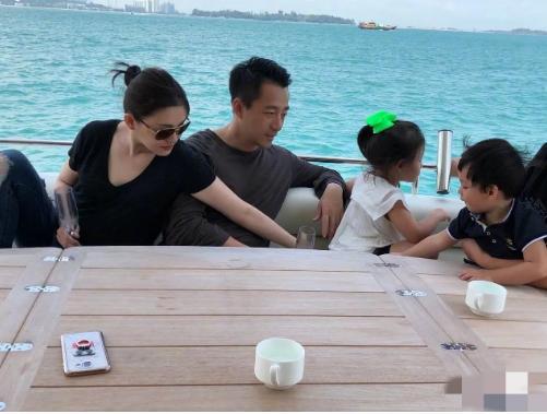 大变样跟汪小菲结婚才是真正的幸福吧！AG真人游戏平台大S两段婚姻穿搭风格(图5)