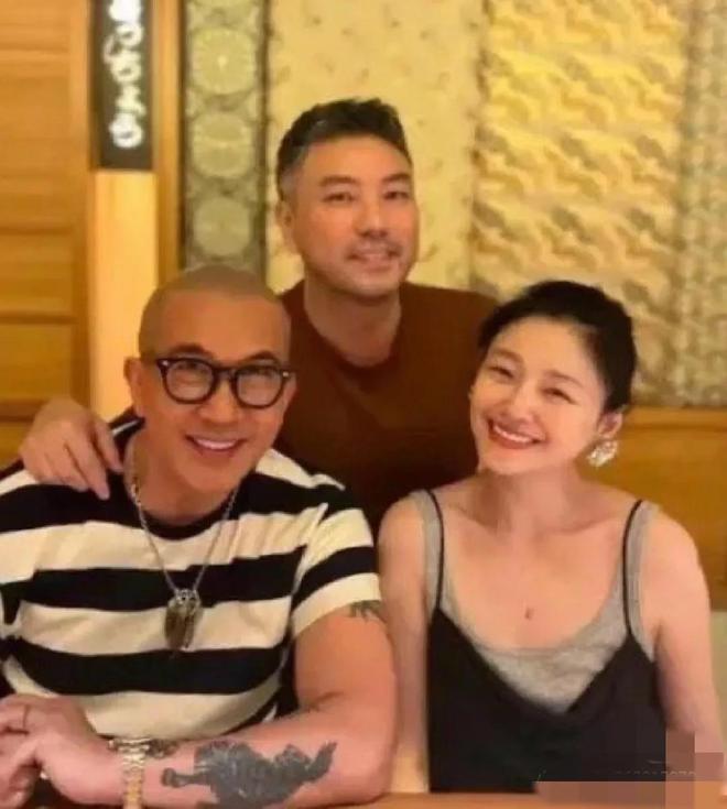 大变样跟汪小菲结婚才是真正的幸福吧！AG真人游戏平台大S两段婚姻穿搭风格(图6)