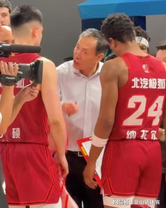 执6成球迷提前离场许帅不满球队表现AG真人平台人心散了！方硕与教练争