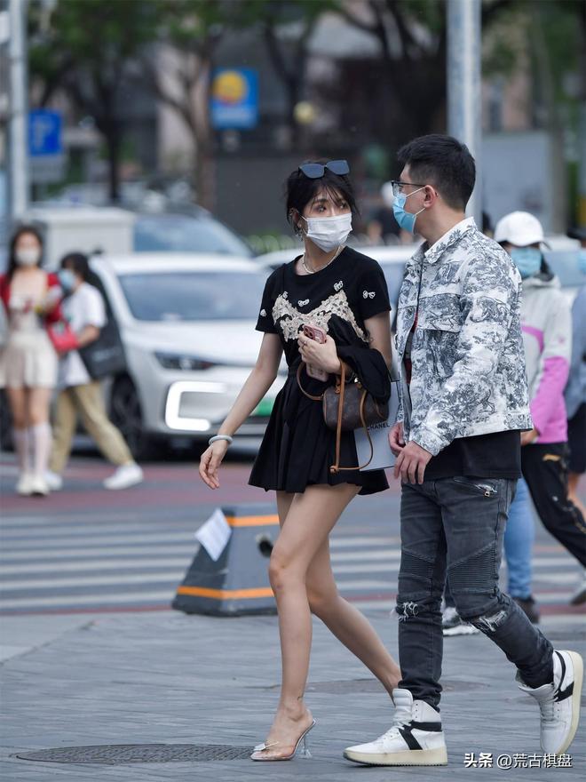 水晶凉鞋搭配黑色百褶短裙一件修身半袖AG真人国际10厘米的透明尖头细跟(图4)