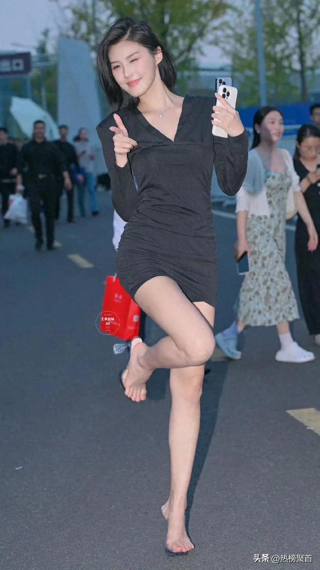 水晶凉鞋搭配黑色百褶短裙一件修身半袖AG真人国际10厘米的透明尖头细跟(图7)