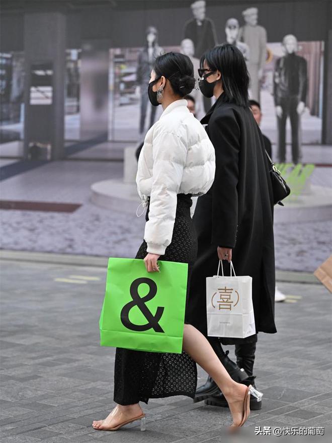 水晶凉鞋搭配黑色百褶短裙一件修身半袖AG真人国际10厘米的透明尖头细跟(图8)