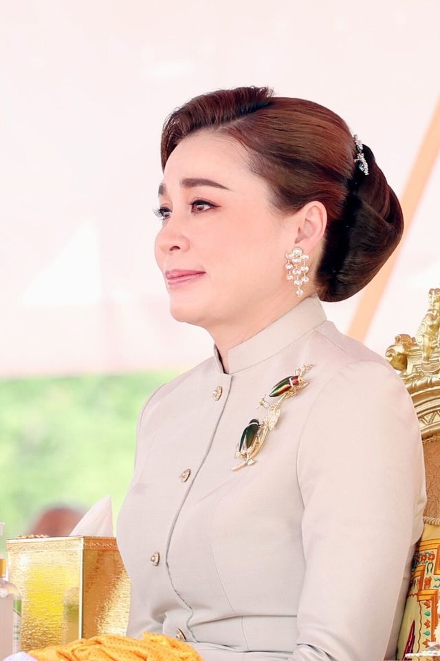 流转太妩媚泰王痴望4位女神俯身跪拜AG真人登录苏提达出席春耕大典秋波(图3)