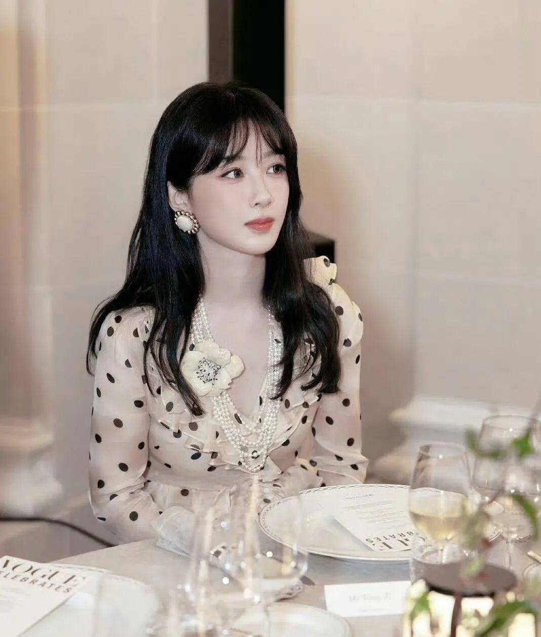 爆社交媒体！奔赴晚宴穿波点裙美出新高度AG真人平台app杨紫的波点裙造型引