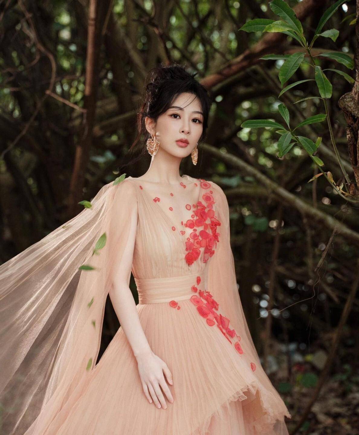 爆社交媒体！奔赴晚宴穿波点裙美出新高度AG真人平台app杨紫的波点裙造型引(图2)