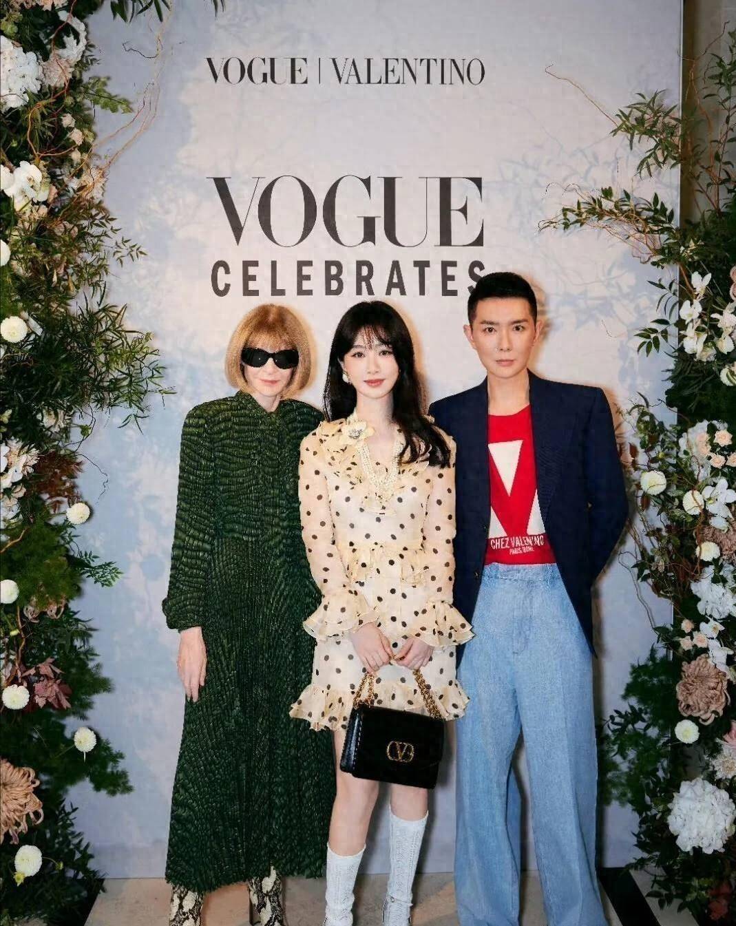 爆社交媒体！奔赴晚宴穿波点裙美出新高度AG真人平台app杨紫的波点裙造型引(图3)