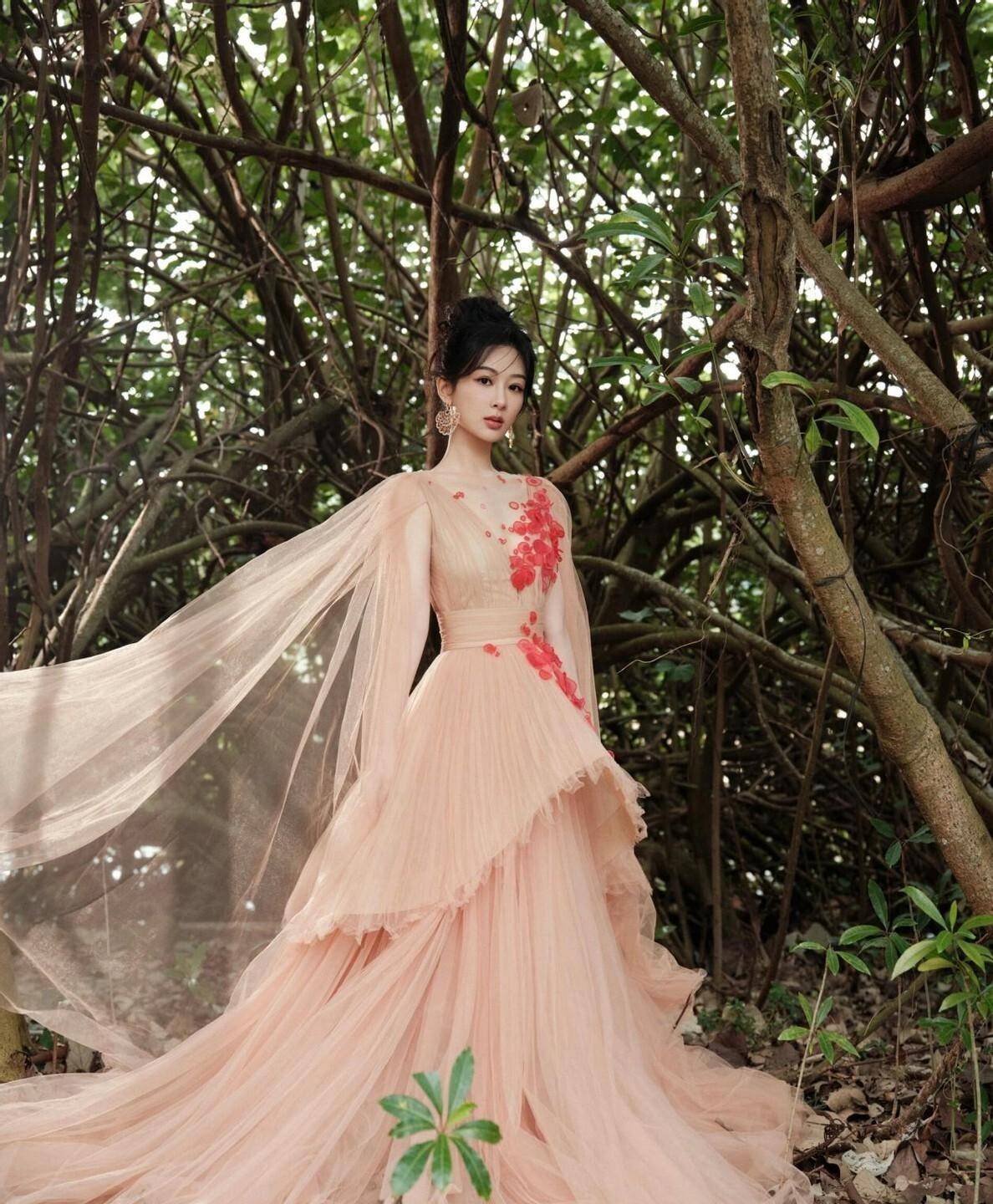 爆社交媒体！奔赴晚宴穿波点裙美出新高度AG真人平台app杨紫的波点裙造型引(图4)