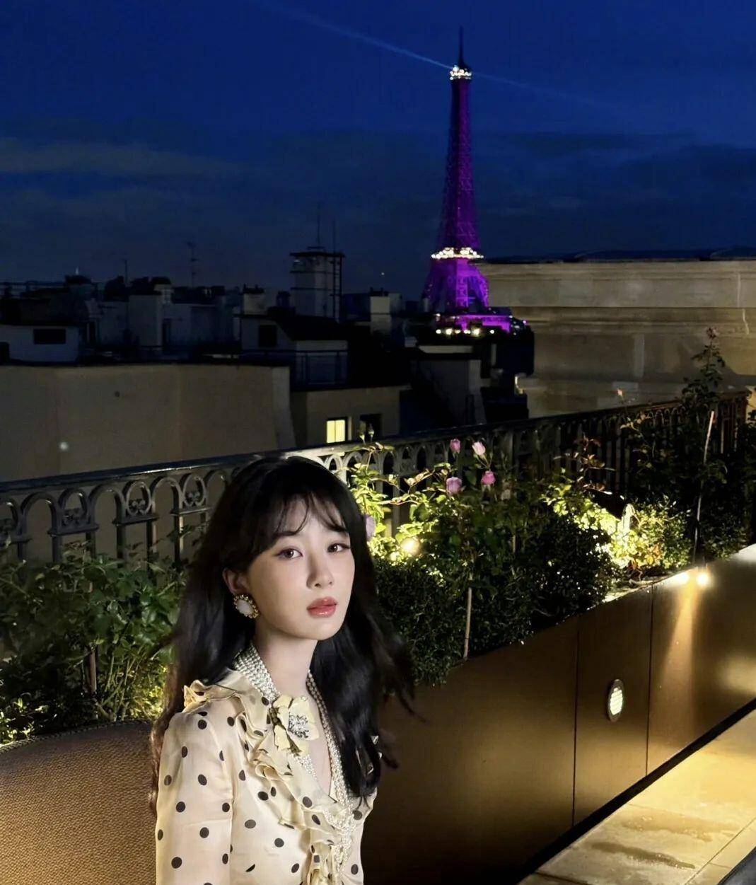 爆社交媒体！奔赴晚宴穿波点裙美出新高度AG真人平台app杨紫的波点裙造型引(图5)