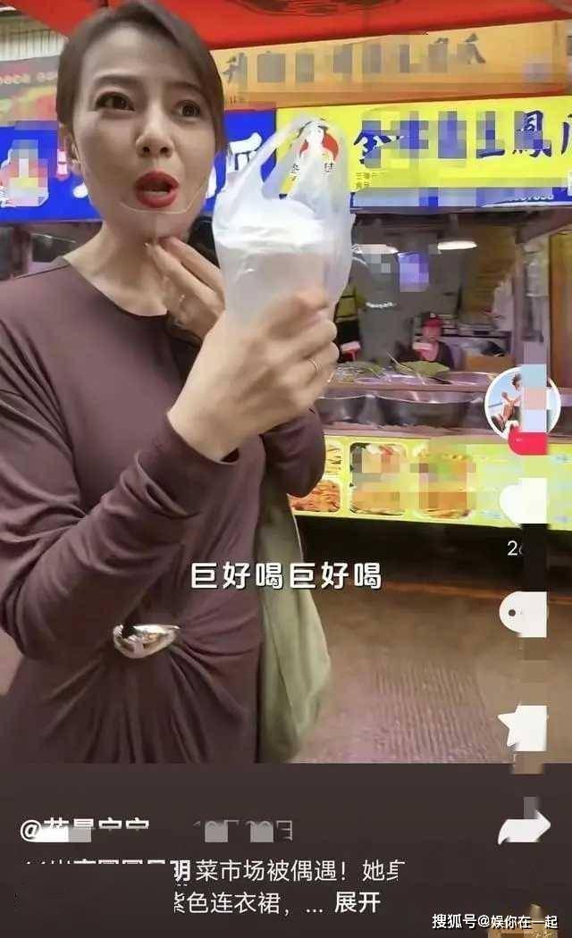 收腰长裙凸显优雅气质成熟风韵超吸睛？AG真人百家乐46岁高圆圆惊艳昆明！(图1)