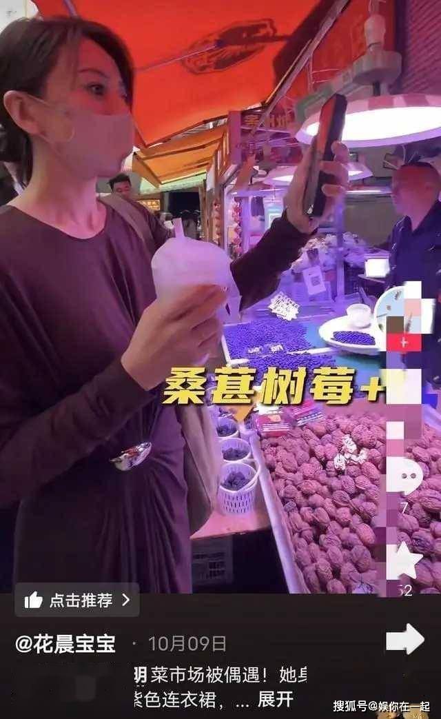 收腰长裙凸显优雅气质成熟风韵超吸睛？AG真人百家乐46岁高圆圆惊艳昆明！(图3)