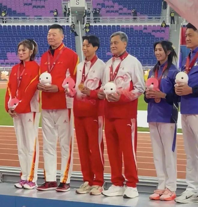 反噬名场面:婚礼落泪被骂抢戏高调真成原罪了?AG真人百家家乐平台哭错场?吴艳妮3次舆论(图6) 反噬名场面:婚礼落泪被骂抢戏高调真成原罪了?AG真人百家家乐平台哭错场?吴艳妮3次舆论(图6)