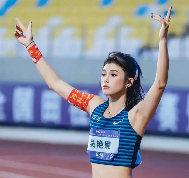 反噬名场面：婚礼落泪被骂抢戏高调真成原罪了？AG真人百家家乐平台哭错场？吴艳妮3次舆论(图5)