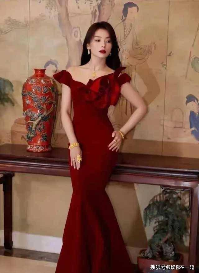 辫包臀裙尽显成熟魅力！AG真人app刘涛麻花