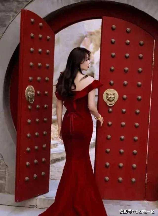 辫包臀裙尽显成熟魅力！AG真人app刘涛麻花(图3)