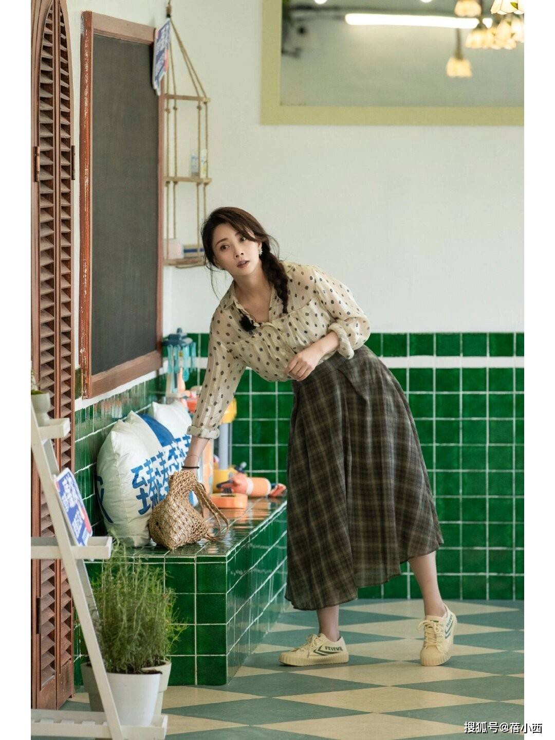 到！很值得中年女性借鉴时尚、优雅还减龄AG真人游戏地址被45岁殷桃的穿搭惊艳(图2)