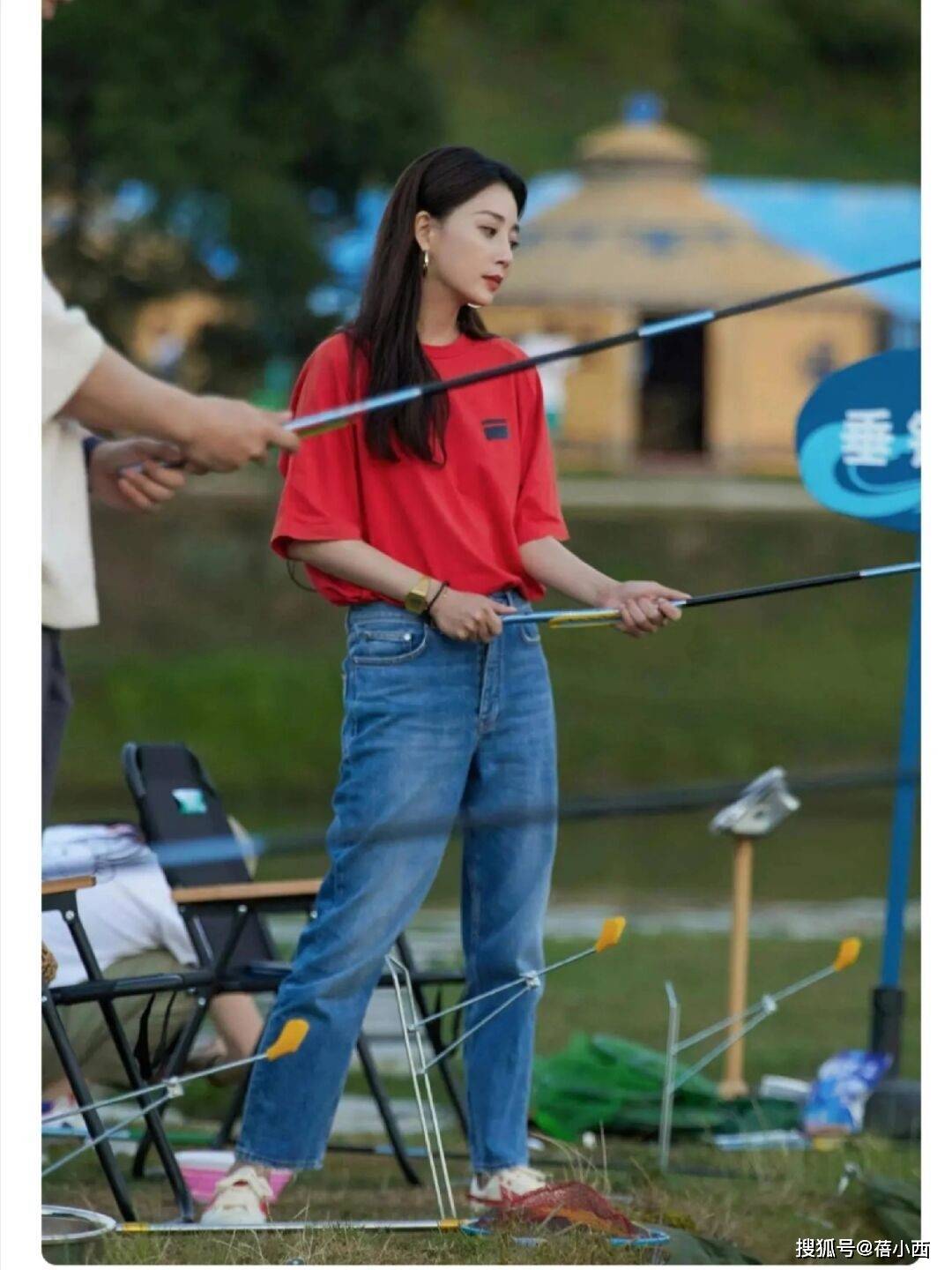 到！很值得中年女性借鉴时尚、优雅还减龄AG真人游戏地址被45岁殷桃的穿搭惊艳(图4)