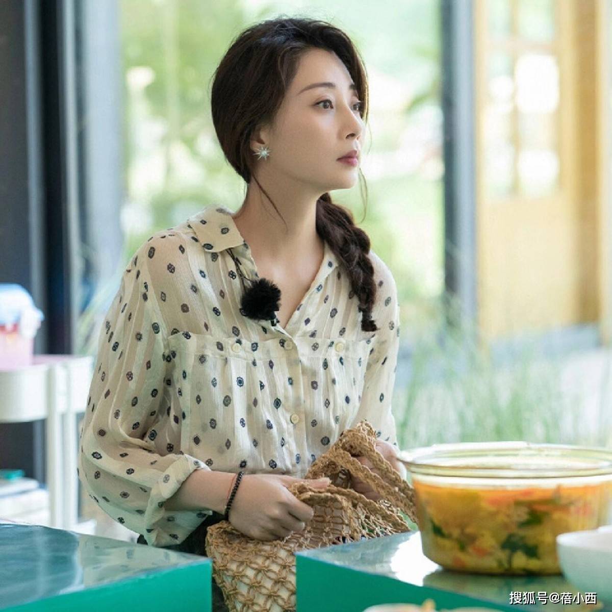 到！很值得中年女性借鉴时尚、优雅还减龄AG真人游戏地址被45岁殷桃的穿搭惊艳(图5)