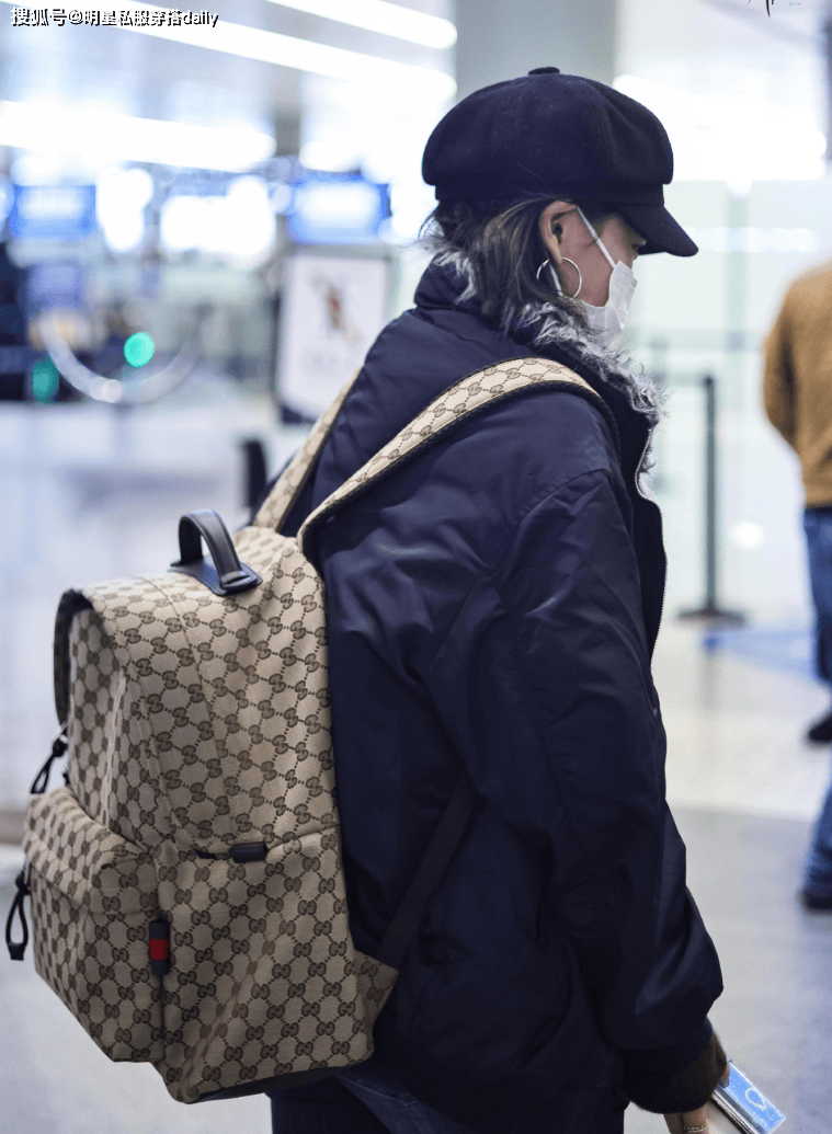 脸”穿短派克外套背双肩包头小腿长！AG真人app文淇果然是“天选电影(图2)