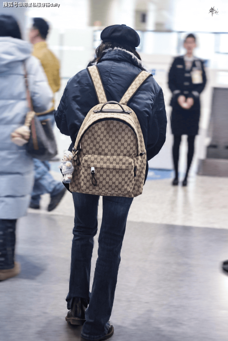 脸”穿短派克外套背双肩包头小腿长！AG真人app文淇果然是“天选电影(图4)